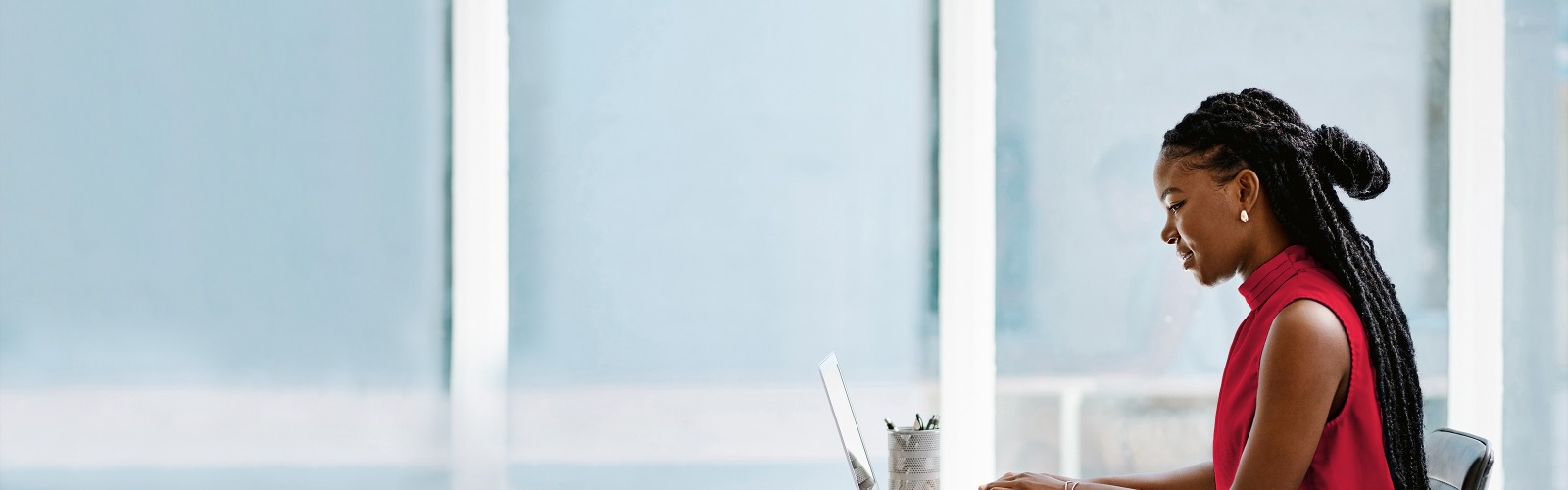 Women looking at laptop 